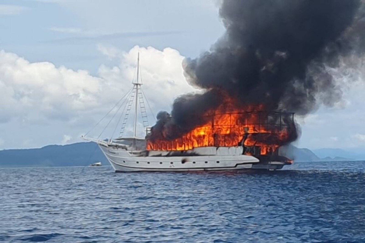 More information about "Another Live aboard fire - Raja Ampat"