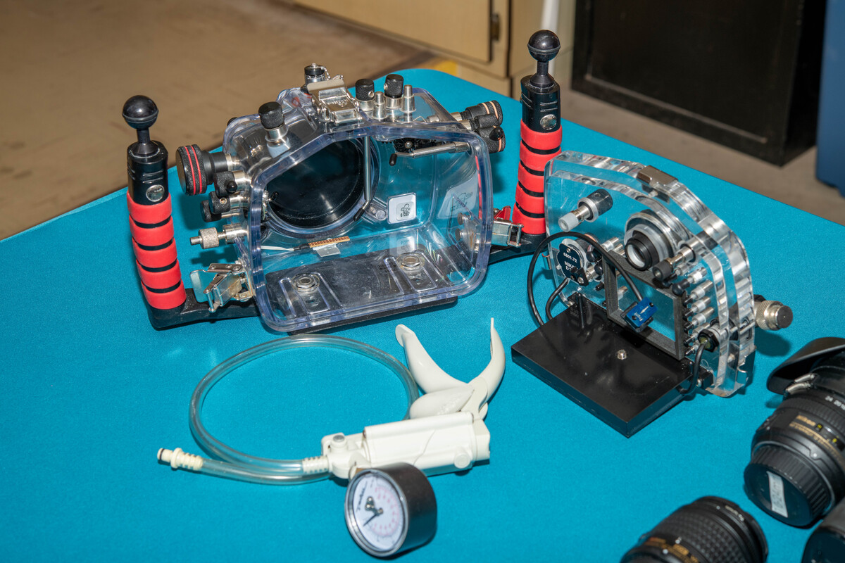 Ikelite 200FL D7100 Housing with Pressure pump.jpg