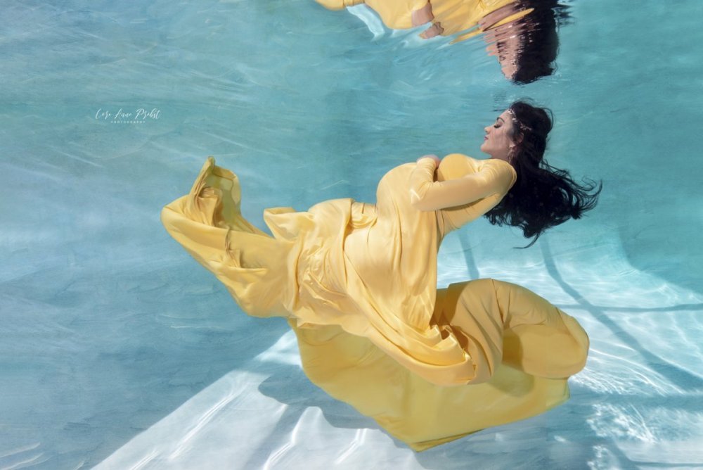 lorianneprobstphotography-UnderwaterMaternityInMustard-WEB.jpg